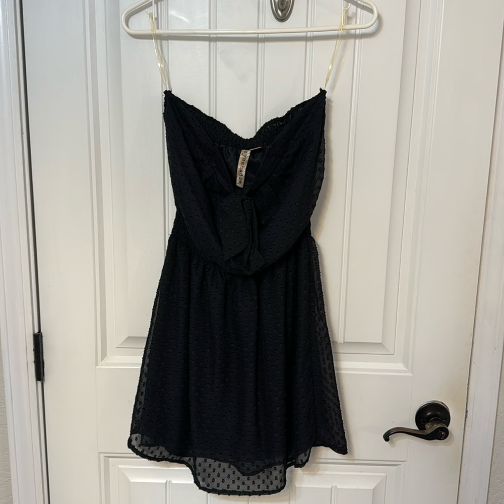 Strapless black textured mini dress. Size M